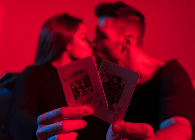 Antarmuka Teen Patti di tasiktoto menampilkan pemain dan dealer dalam format multi-perspektif